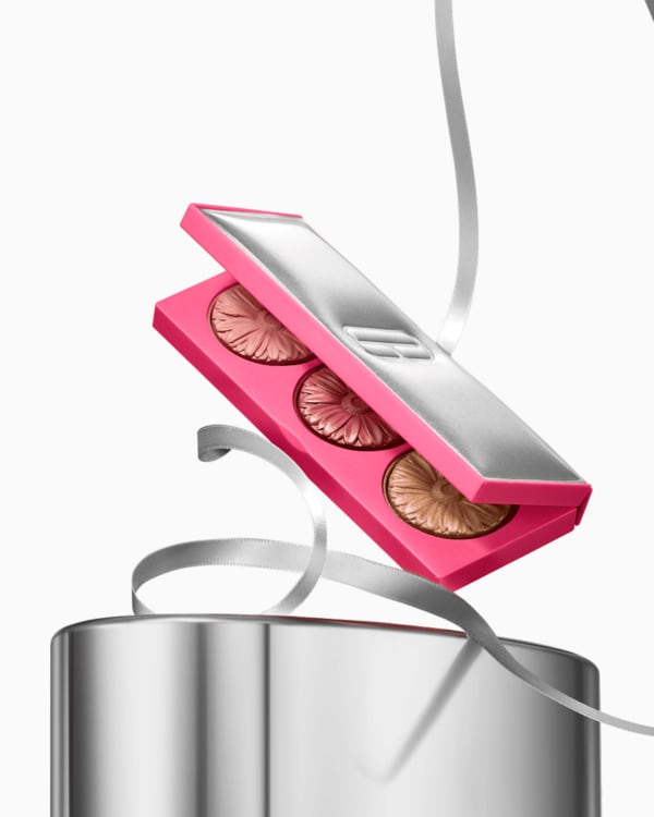 Glow To Go Cheek Pop Palette, A multi-tasking, mistake-proof palette with blush, bronzer, and highlighter to give your complexion a glow on the go.